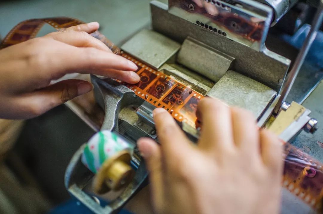 西影厂近60年的胶卷洗印车间还在运转 图源 / 视觉中国方正的古城中,"