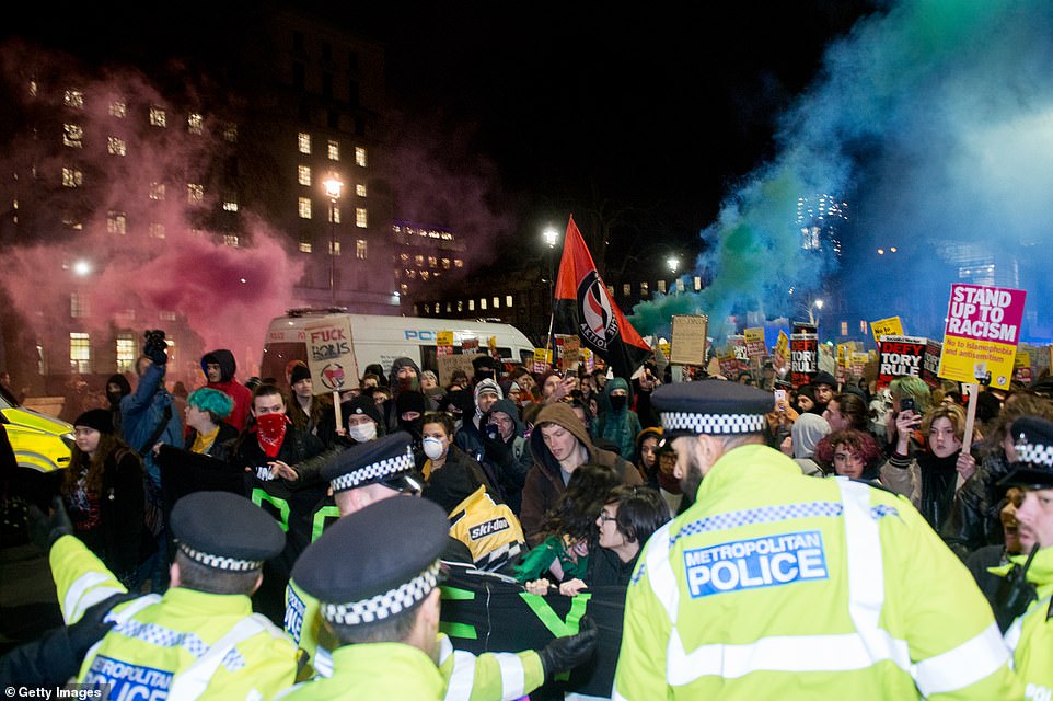  约翰逊赢得大选当天，英国爆发抗议活动，警民发生冲突。（图源：Getty Images）