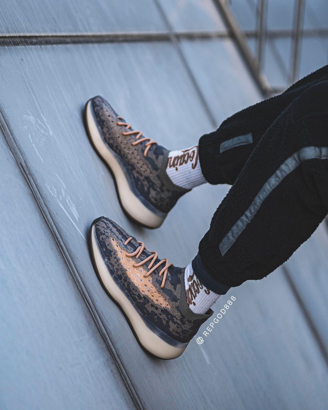 全新yeezyboost380上脚首次曝光这双你觉得好看吗