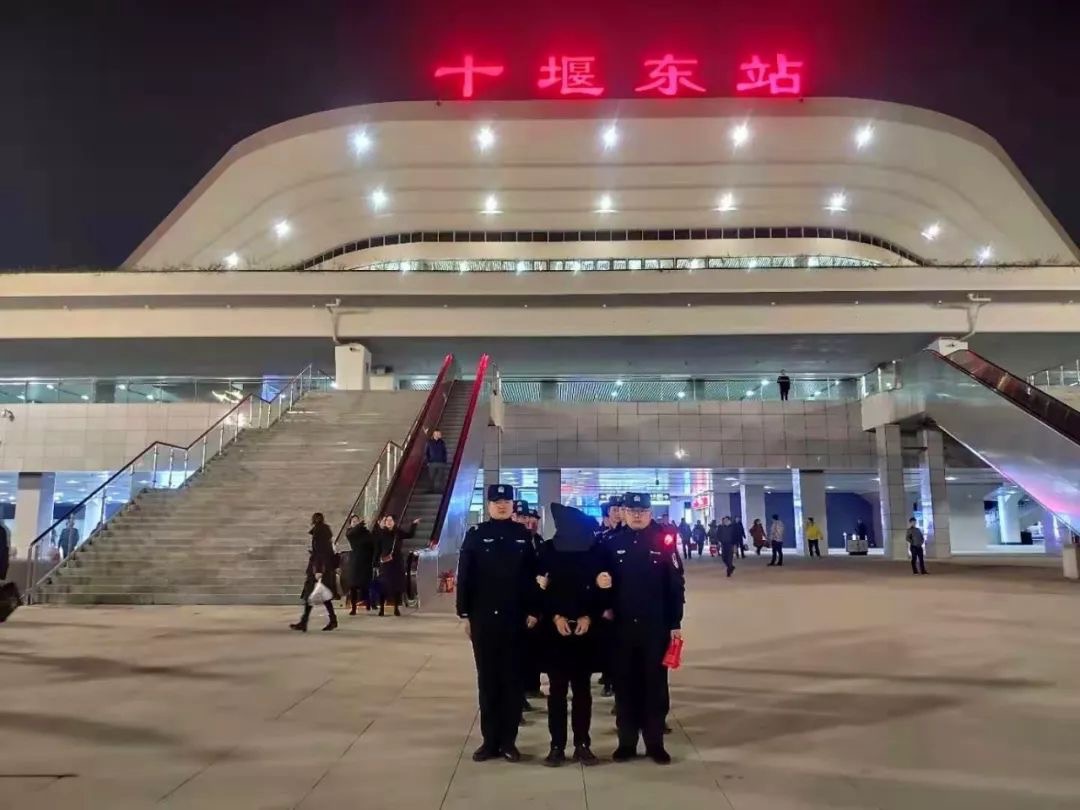 警方押解嫌疑人回十堰 十堰张湾警方供图