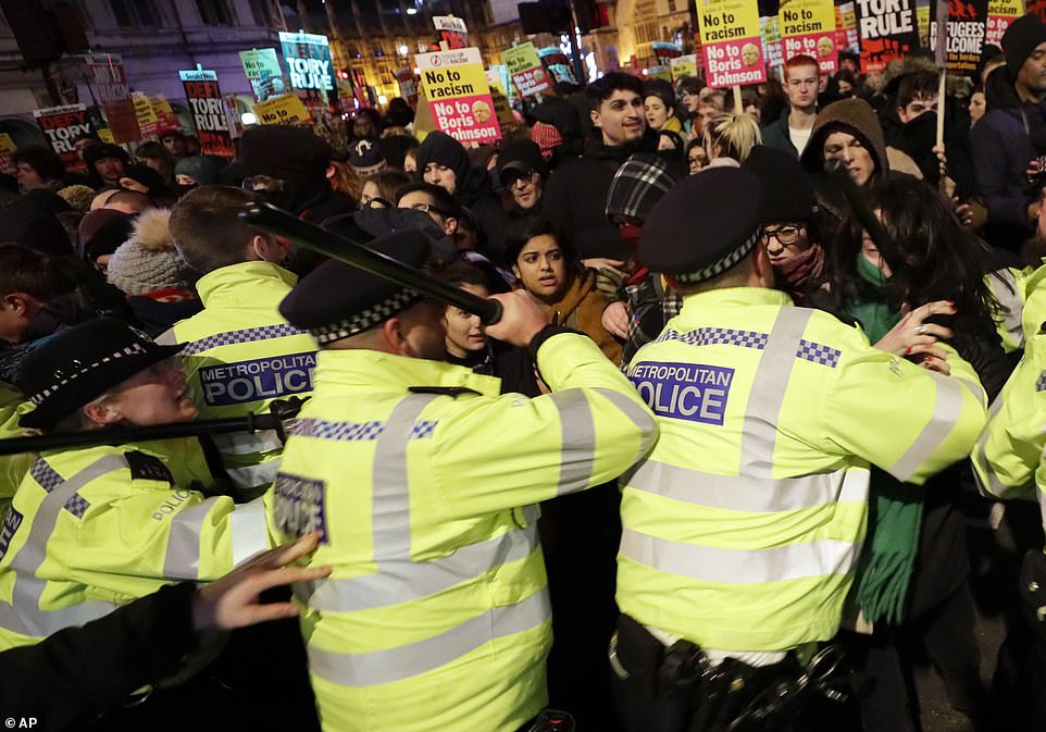 约翰逊赢得大选当天，英国爆发抗议活动，警民发生冲突。（图源：Getty Images）