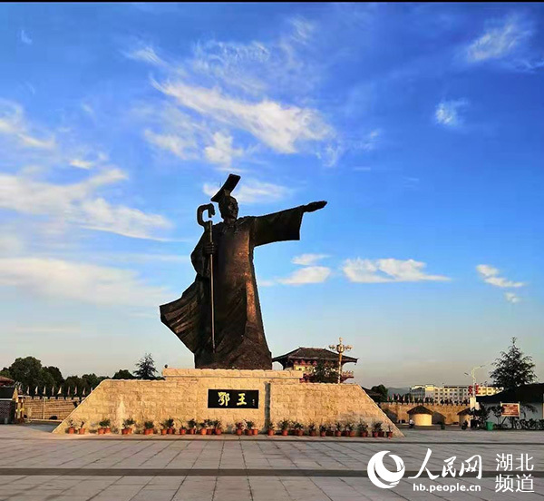10米高鄂王铜像亮相湖北大冶金牛镇