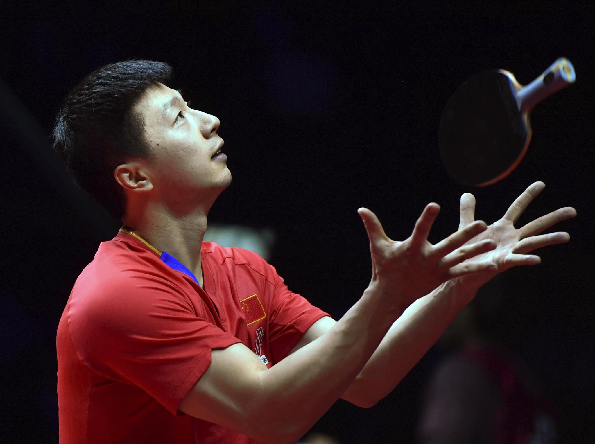 12月14日,马龙在比赛中将球拍抛出.