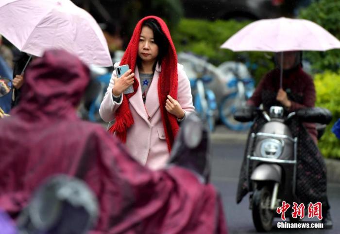 资料图：出行的市民穿起了厚实的外衣。张斌 摄