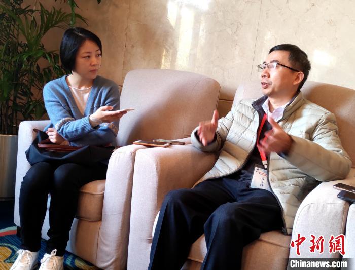 福建省医学会肾脏病学分会主任委员庄永泽(右)接受记者采访.