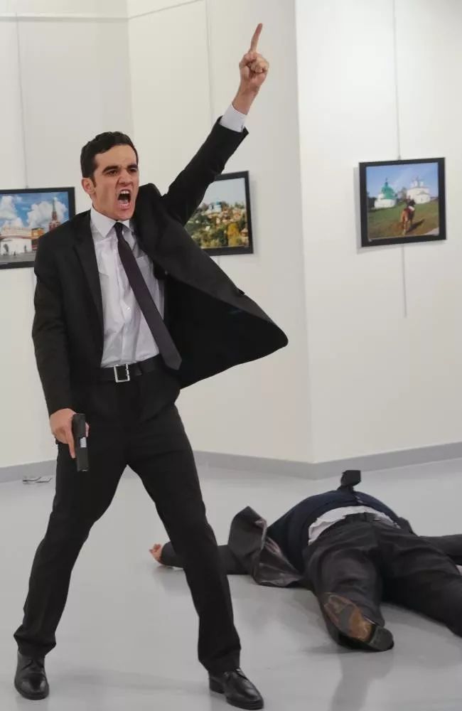  凶手射杀俄方大使后疯狂呼喊口号。