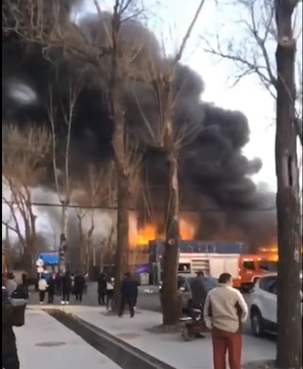 据网友提供图片，现场大火，浓烟滚滚。