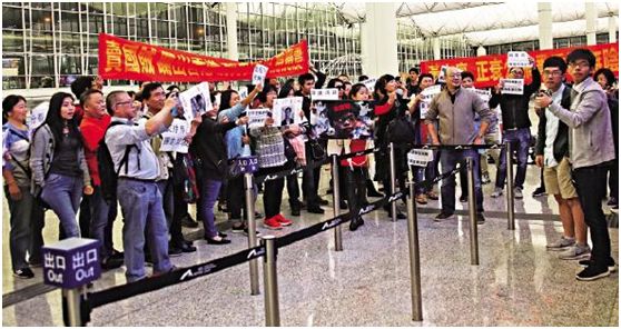 此前，有香港市民到机场抗议乱港分子搞乱香港。来源：香港大公网