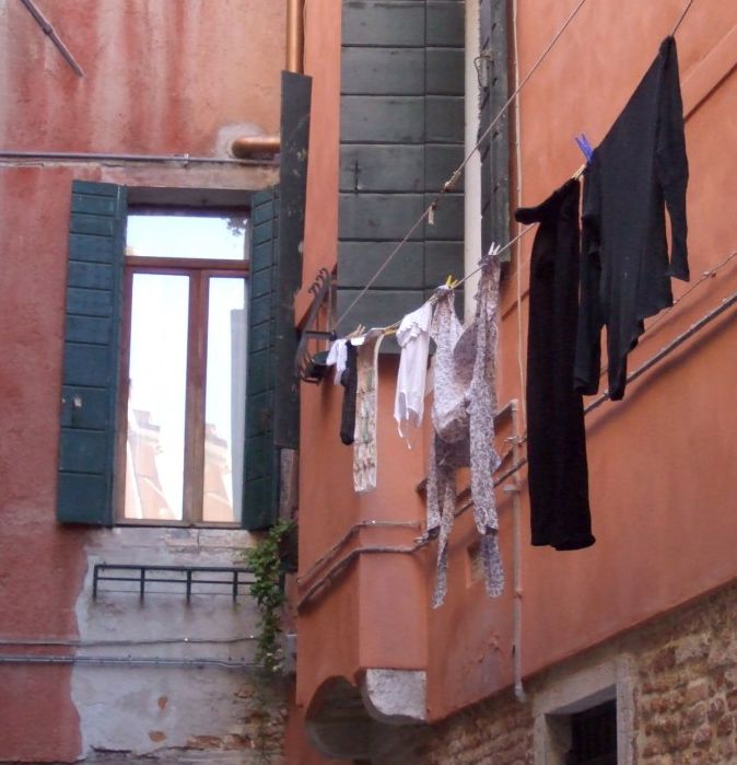 我们户外晾衣服的习惯,是折磨美国人民多年的心魔.