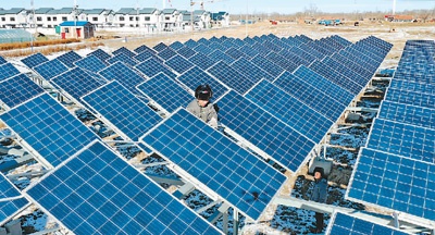 近年来，河北省张北县充分利用丰富的太阳能资源，把光伏产业作为脱贫攻坚的主攻点，大力发展光伏扶贫工程。据介绍，目前该县光伏扶贫电站总装机容量达80.5万千瓦。图为12月13日，供电工人在张北县小二台镇德胜村检修村级光伏扶贫电站的并网线路。 新华社记者 杨世尧摄