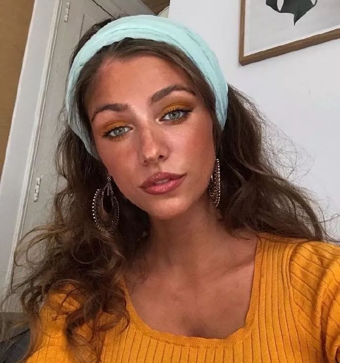 迷人的小麦肤色五官好看啥皮肤也不碍事