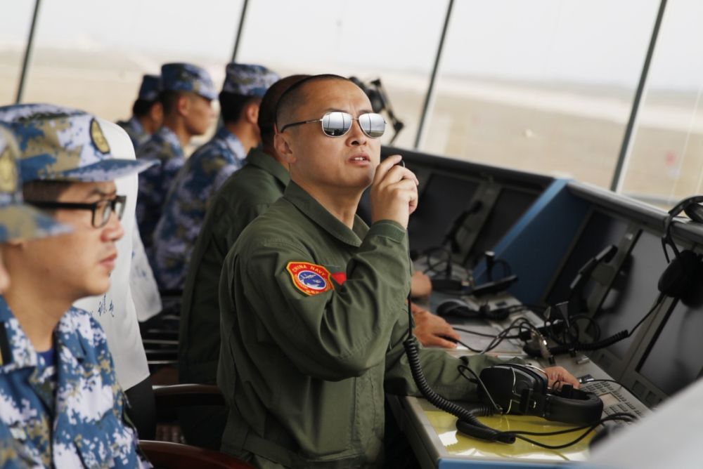 戴明盟在塔台上指挥飞行训练（2015年9月22日摄）。新华社发