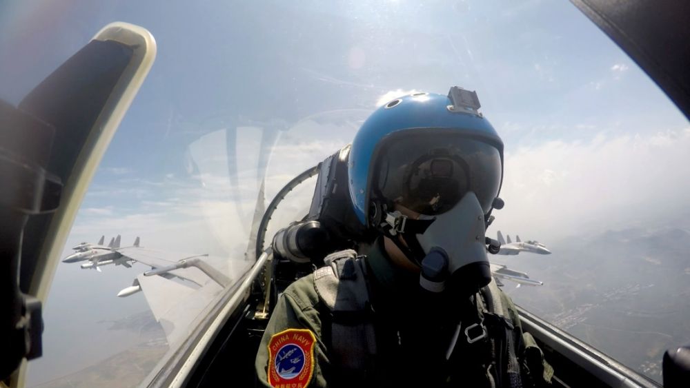 戴明盟进行编队飞行训练（2015年9月22日摄）。新华社发