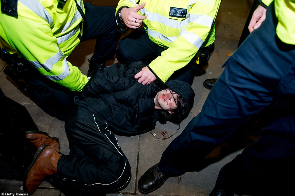 约翰逊赢得大选当天，英国爆发抗议活动，警民发生冲突。（图源：Getty Images）