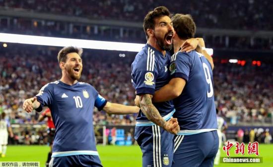资料图：2016年美洲杯半决赛，阿根廷4比0轻取东道主美国闯入决赛，拉维奇（中）有一球入账。