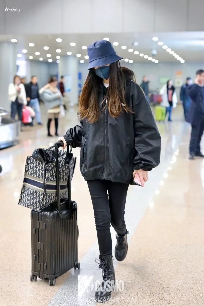 20岁的女明星元旦出游不拿行李箱只拎totebag了
