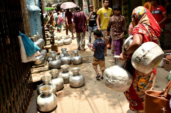  2019年5月，由于近一个月的热浪侵袭以及几乎没有降雨，孟加拉国首都达卡老城区市民面临供水危机。在孟加拉国首都达卡，人们将水罐放在管井处取水。（新华社）