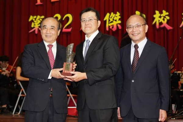  王金平到台南大学参加校庆并颁奖给杰出校友。（图片取自台媒）