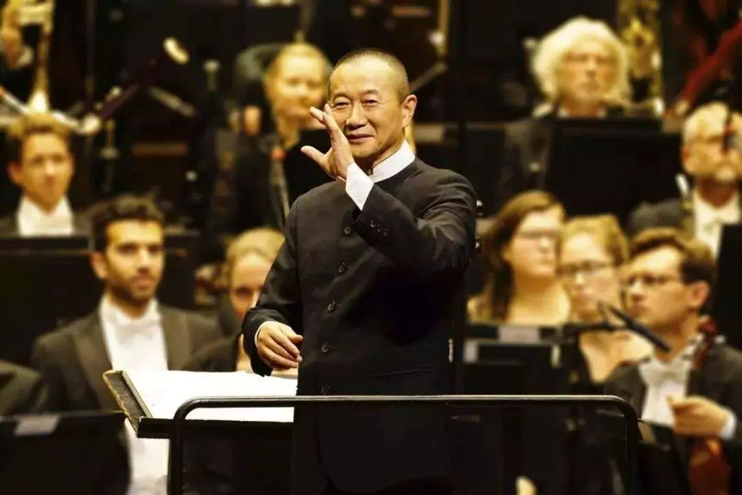 正在听巴赫的谭盾,想着想着取下一只耳机,一瞬间另一只耳朵里传来不