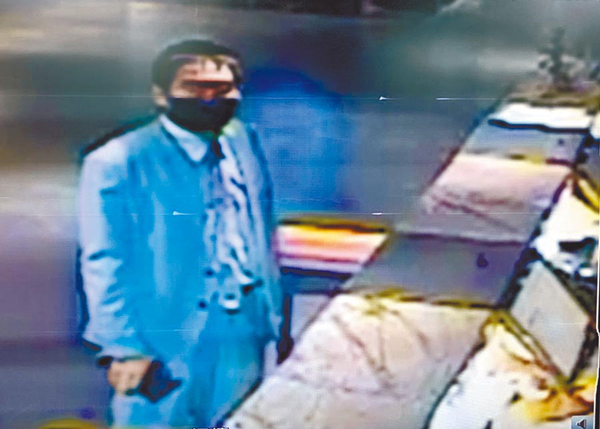  图为炸弹客吴嫌戴口罩到嘉义市知名酒店投宿。（图片取自台媒）