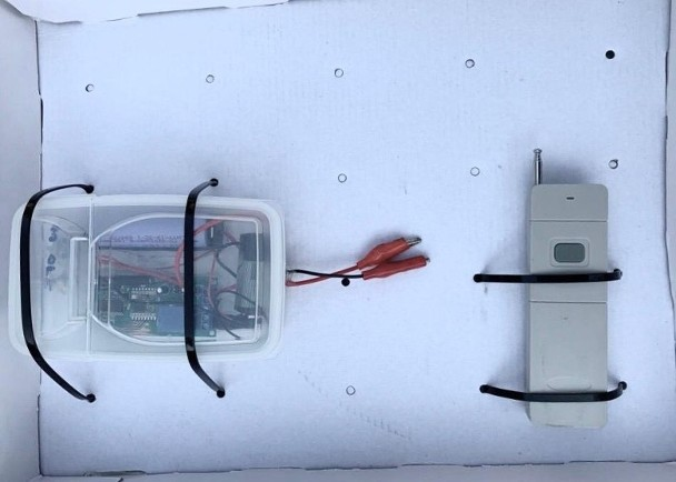  检获的遥控发射器（右）及接收器 图源：“东网”