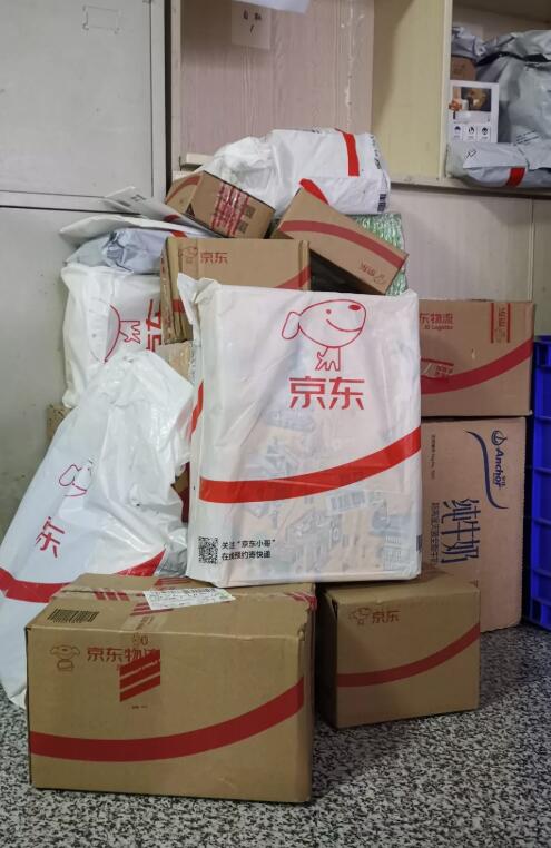 这些无名包裹堆满快递站贵州残疾小女孩收到了谢谢我们懂的