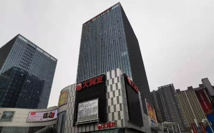 位于济南北园大街与二环东路交会处西北角的荣盛时代国际广场,其楼体