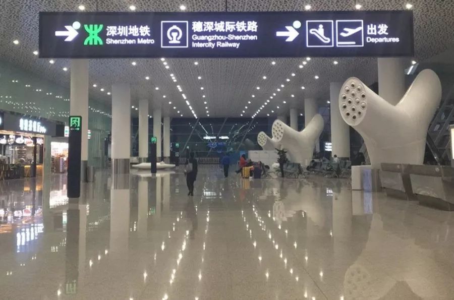 第二队记者从深圳机场出发首班车全程耗时1小时8分钟抵达深圳机场站记