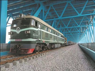 "呜——呜——"在东风四型内燃机车的牵引下,黄色的铺轨机在沪通长江