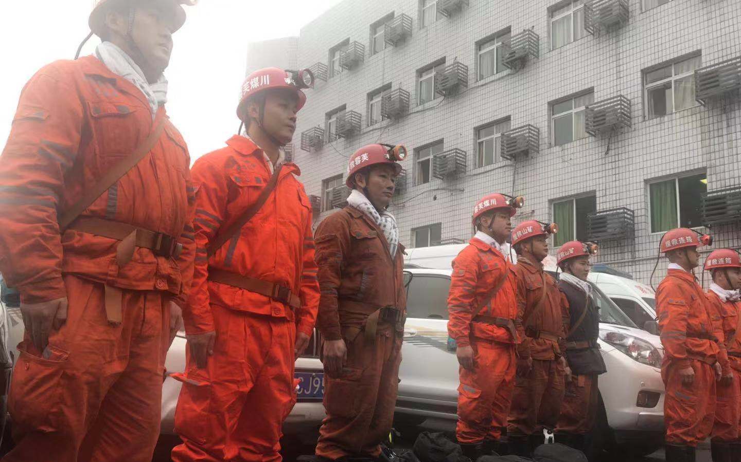  预备进场的国家矿山救援芙蓉队员 新京报记者 王昱倩 摄