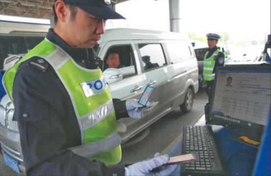 ▲2017年4月13日，求贤检查站，民警正在检查进京车辆驾驶员及乘客的驾驶证和身份证件。新京报资料图片