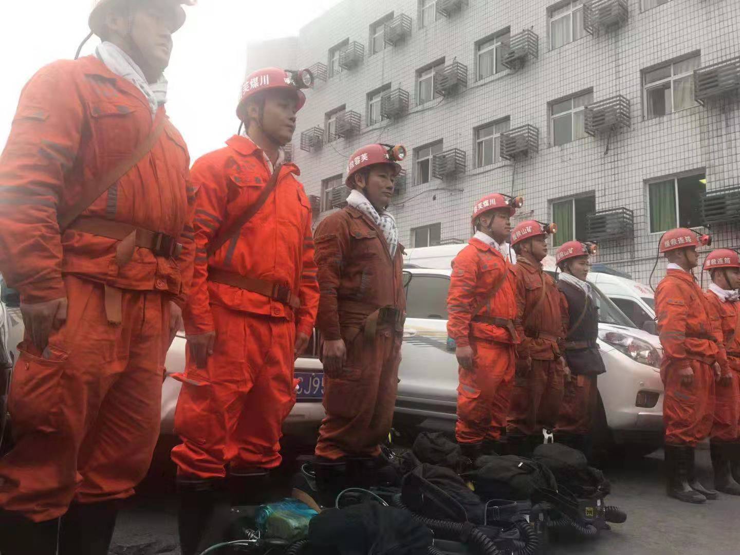  12月15日，预备进场救援的国家矿山救援芙蓉队员。 新京报记者 王昱倩 摄