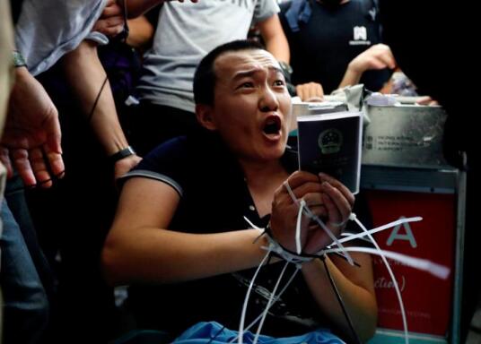 付国豪于8月13日晚至14日凌晨期间，在香港机场遭暴徒非法拘禁、殴打。（图源：大公报）