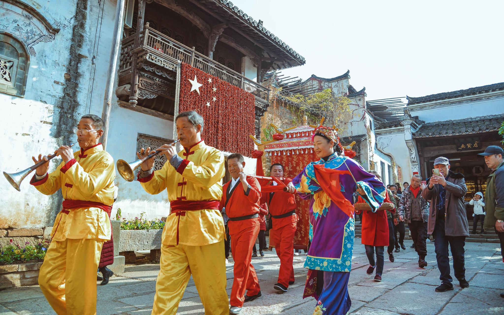 锣鼓唢呐沿路吹吹打打,好不热闹.孙润军 摄