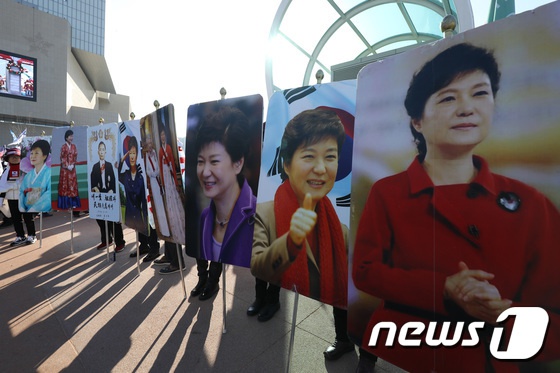 现场展出朴槿惠父女的照片（news 1）