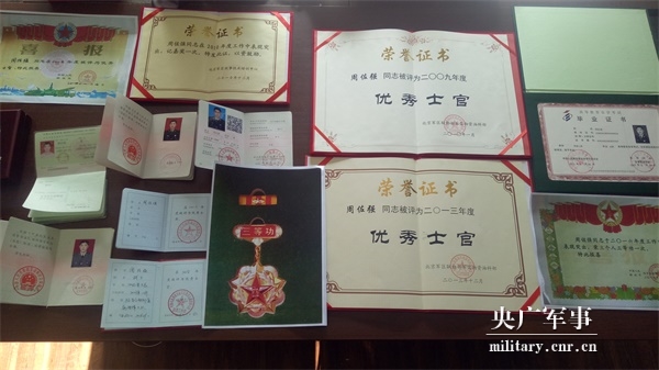 四级军士长周佐强一位爱让的老兵