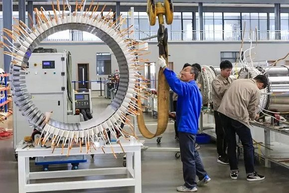 董事长邓克飞说:"国家是企业发展的强大后盾,缴税是