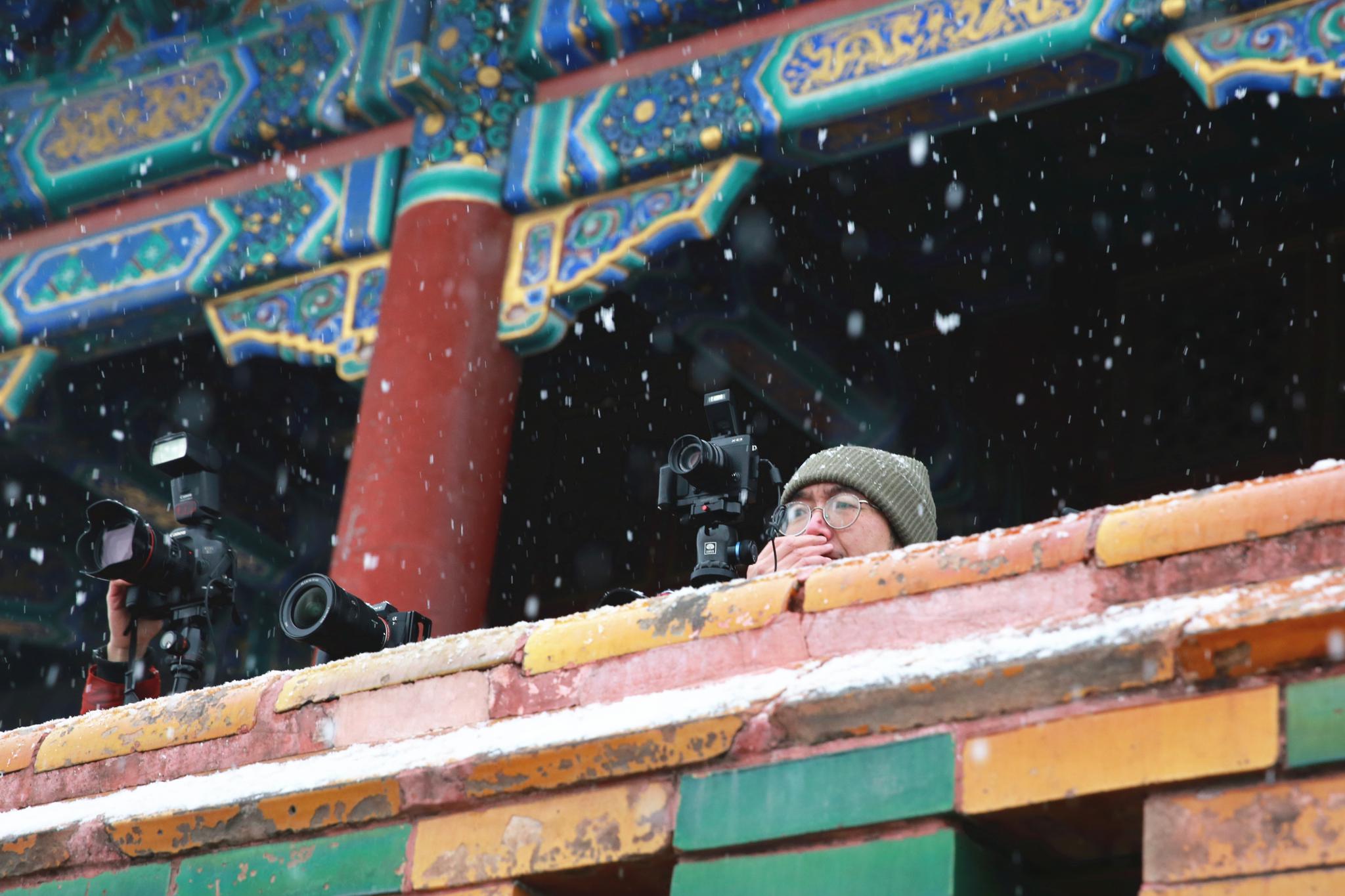 雪中漫步 北京市属公园半日迎6万余游客赏雪(图