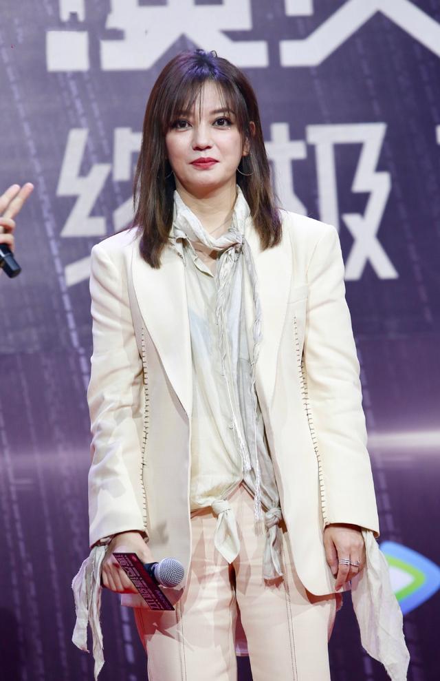 "小燕子"赵薇也老了,穿白西装很干练,可生图下肌肤松弛好憔悴