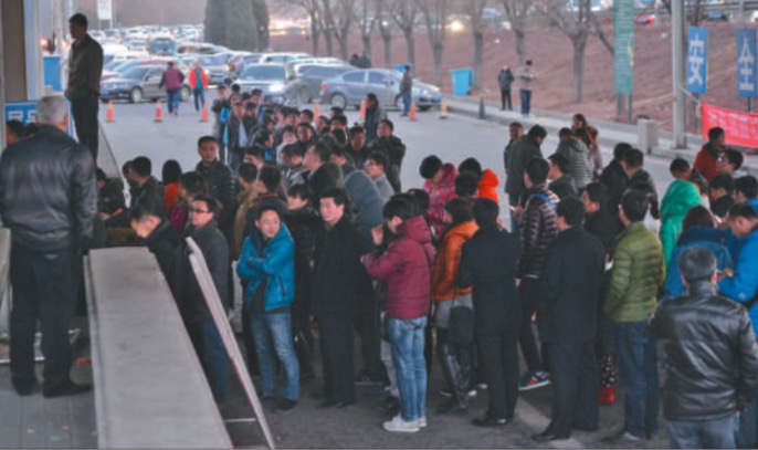 ▲2015年，京港澳高速进京方向窦店服务区，进京车辆排队办理进京证。