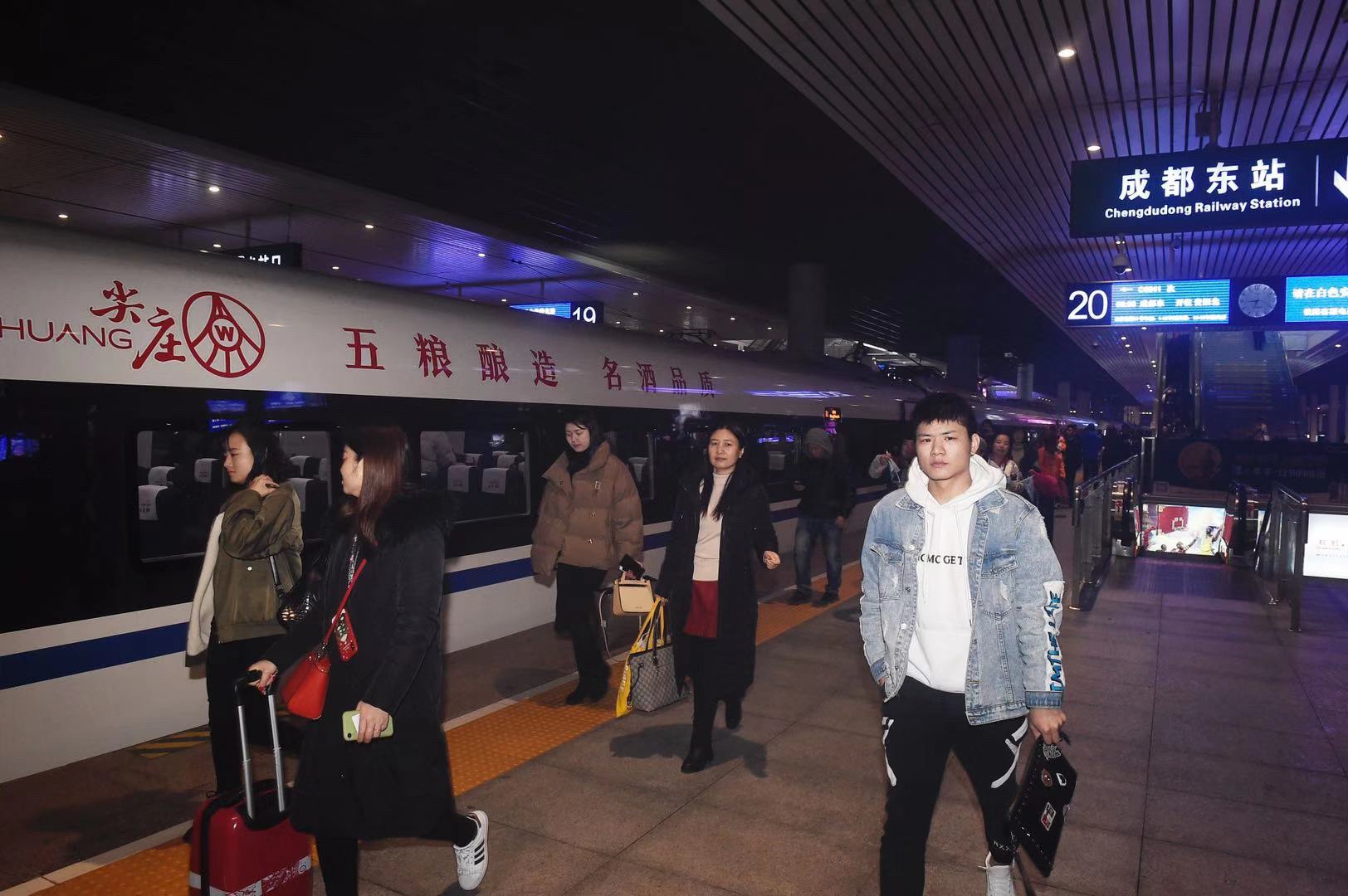↑乘客准备乘坐成贵高铁首趟列车 摄影王欢
