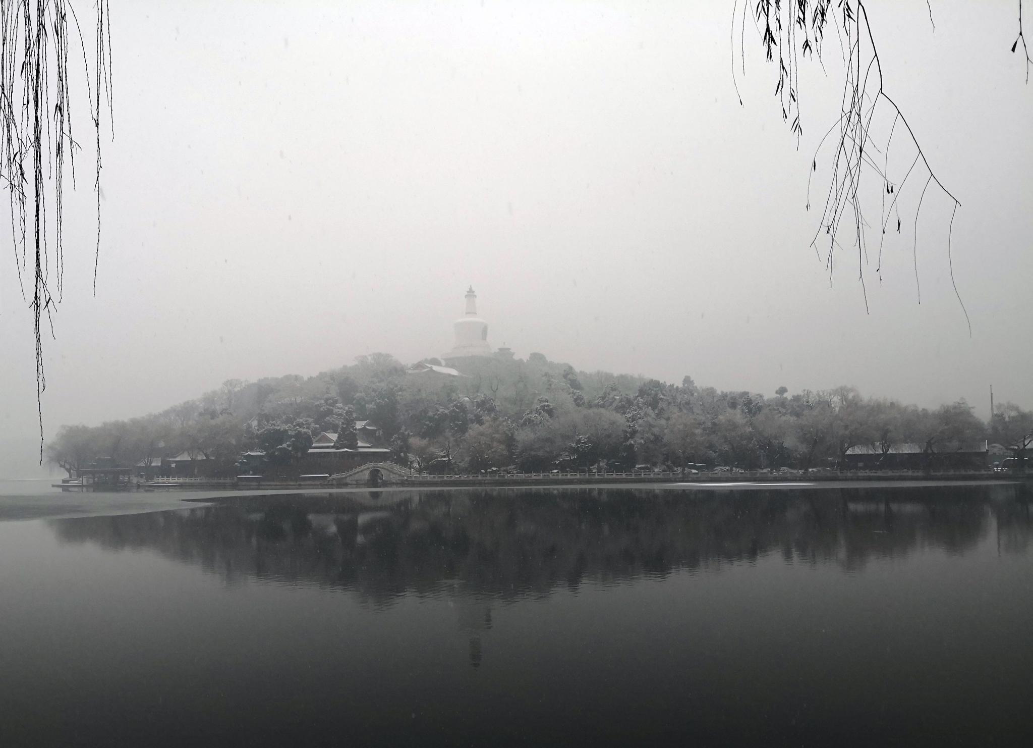 雪中漫步 北京市属公园半日迎6万余游客赏雪(图