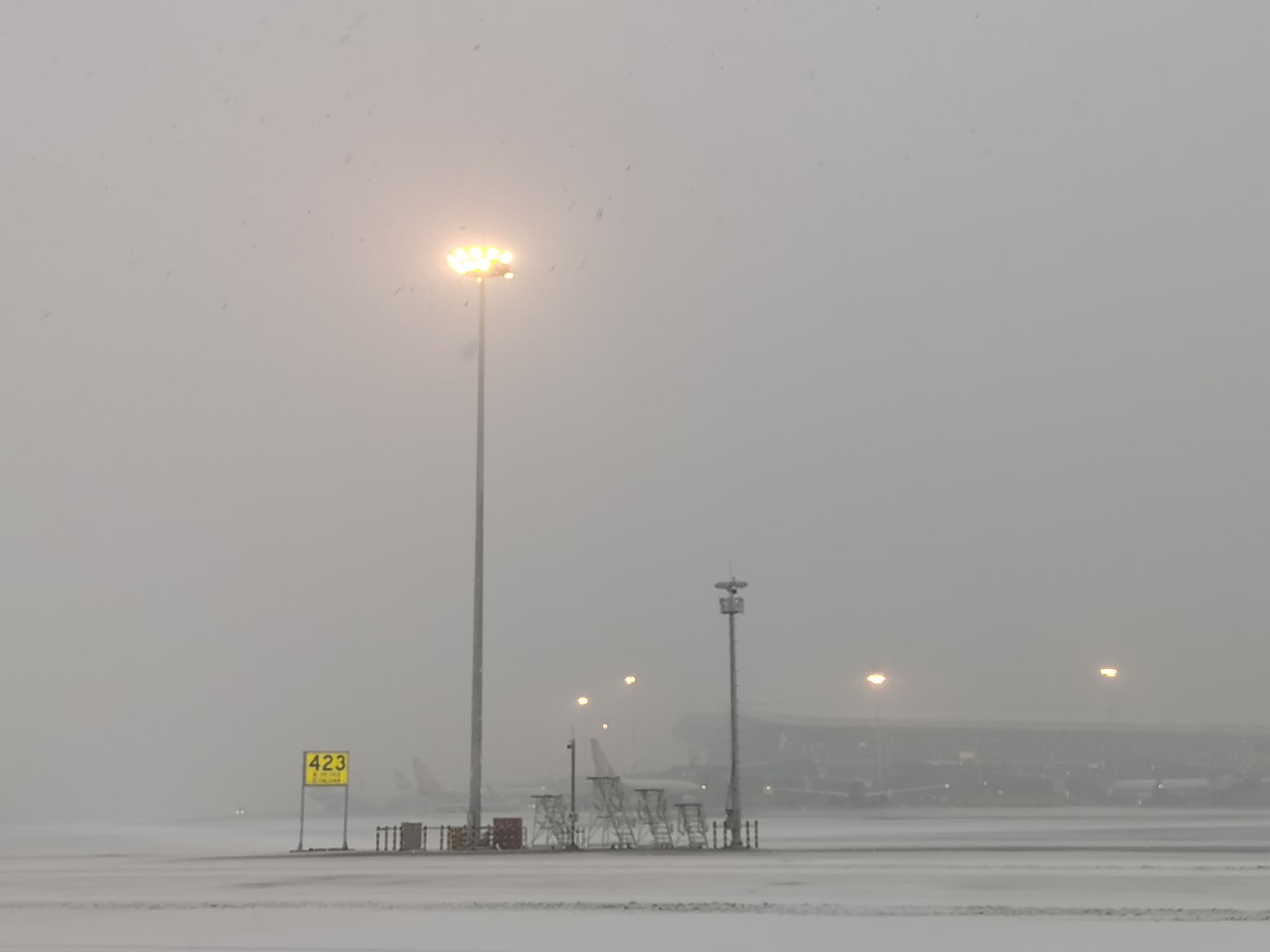 大興機(jī)場(chǎng)迎來(lái)降雪天氣。大興機(jī)場(chǎng)供圖