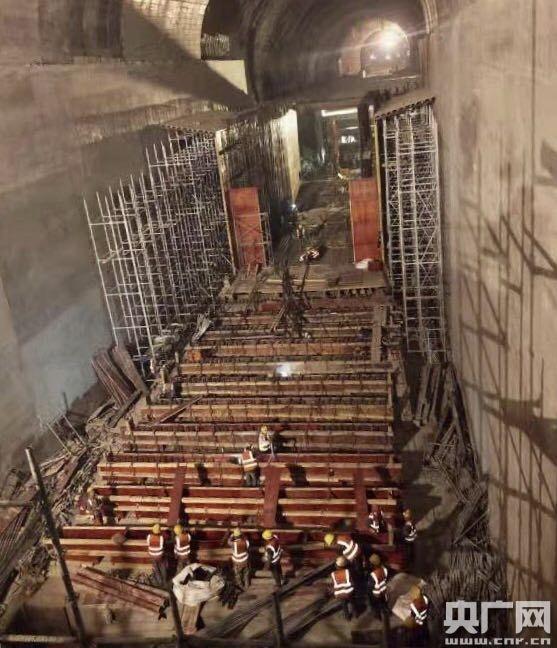↑施工中的玉京山隧道溶洞 图据央广网