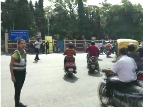 印度女生“魔性”指挥交通 网友：还能这么玩儿