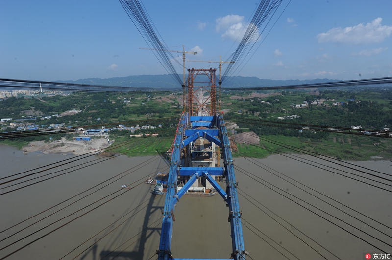 ↑成都至贵阳铁路的控制性工程——宜宾金沙江公铁两用大桥随着主拱最后一段拱肋吊装到位合龙 图据ICphtoo