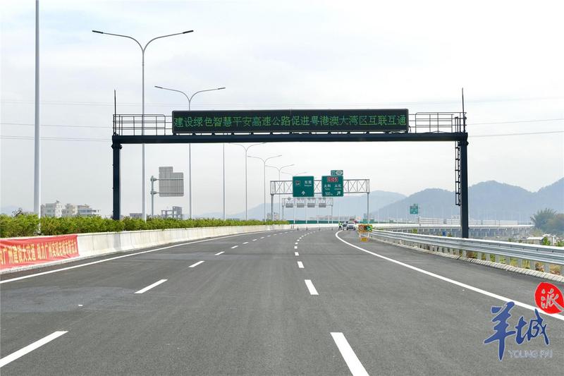 机场高速收费站),途经白云区人和镇,跨越流溪河,往东经钟落潭镇南面