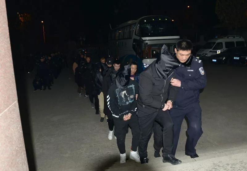 以快递客服退款为名实施诈骗24名诈骗犯被一窝端