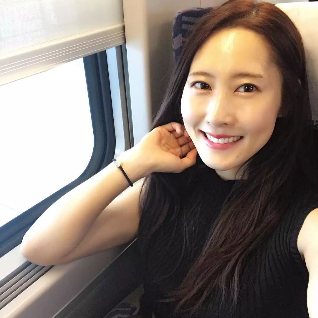 40岁女警察身材照被曝光,她孩子3岁,健身2年,太美了.