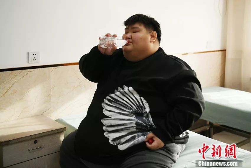 400斤小伙胖到b超无法穿透身体,他的生活你无法想象